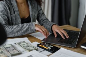 Ce includ, de fapt, serviciile payroll?